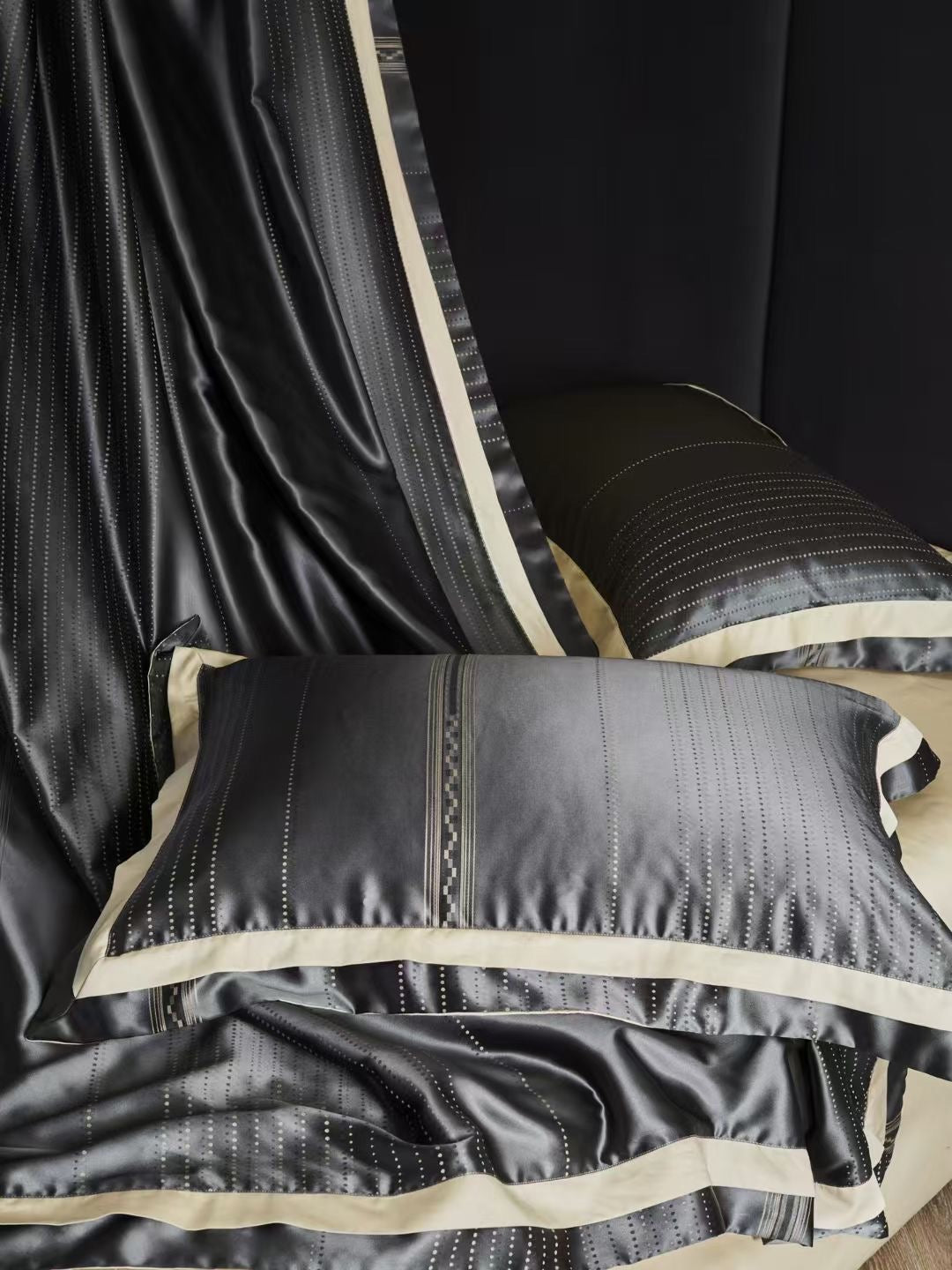 SYMPHONY IN BLACK BEDDING SET