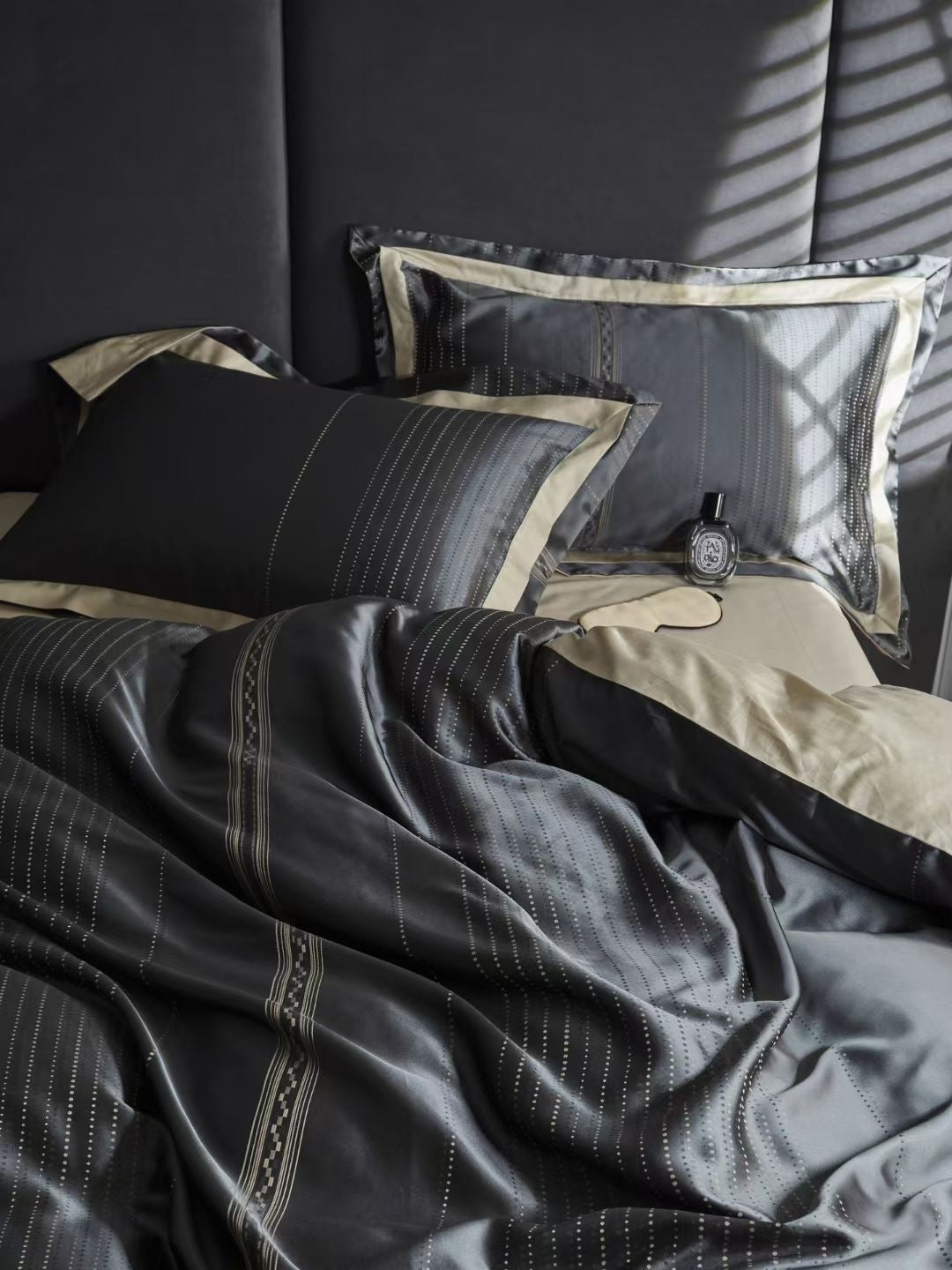 SYMPHONY IN BLACK BEDDING SET