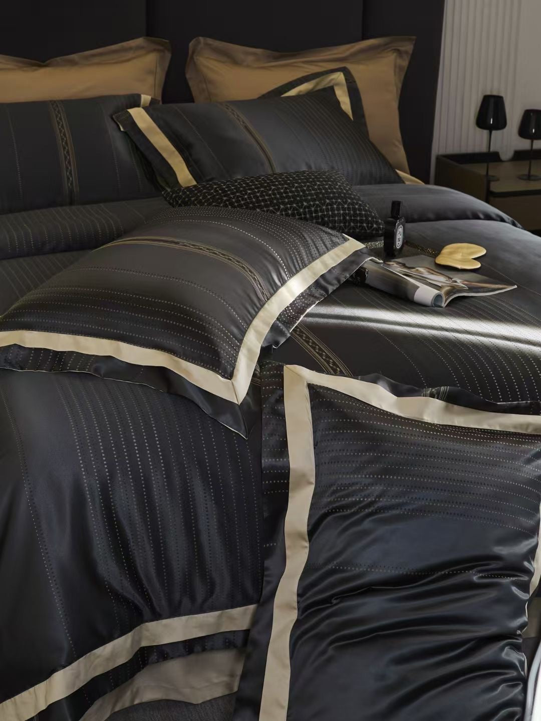 SYMPHONY IN BLACK BEDDING SET